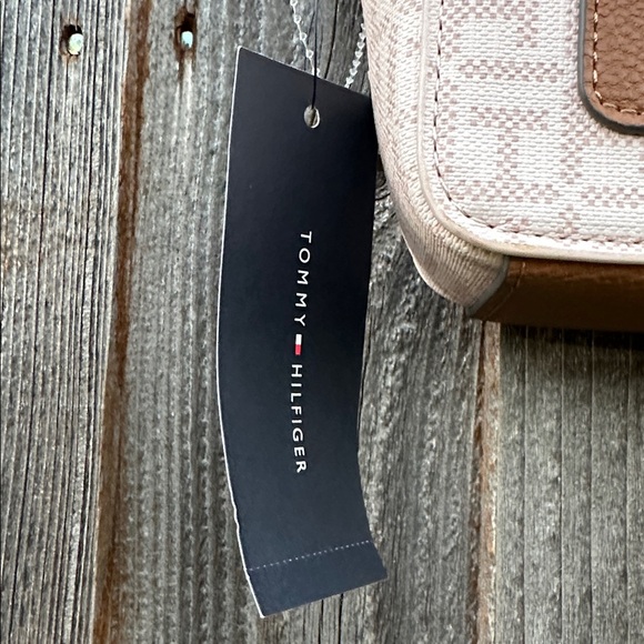 Tommy Hilfiger Tan and Brown Crossbody Bag NWT - Picture 3 of 10